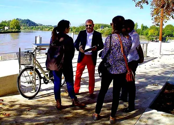 Bruno Saint-Clair guide un groupe de visiteurs au bord de la Dordogne à Libourne