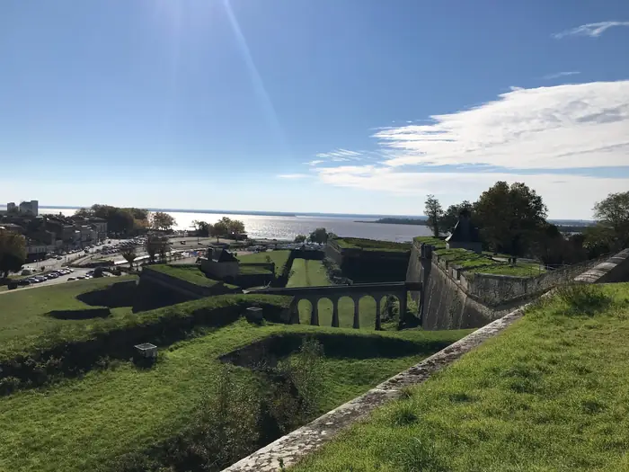 Fortifications de la citadelle Vauban de Blaye sous un ciel bleu