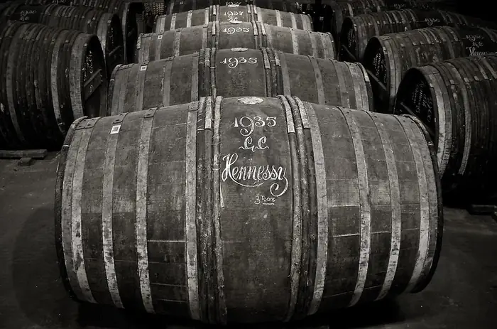 Barriques de cognac vieillissant dans un chai