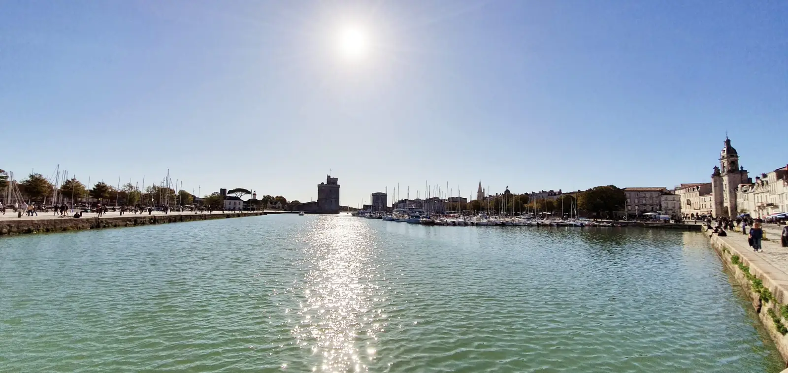 Vieux port de La Rochelle et ses tours au coucher du soleil