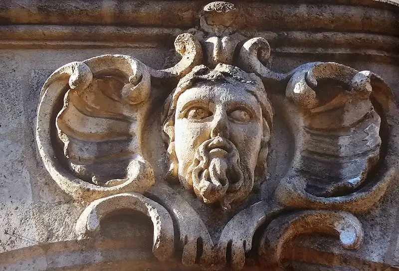 Los mascarones de Burdeos: tesoros esculpidos del patrimonio bordelés – visita guiada con Bruno Saint-Clair, GentleGuide
