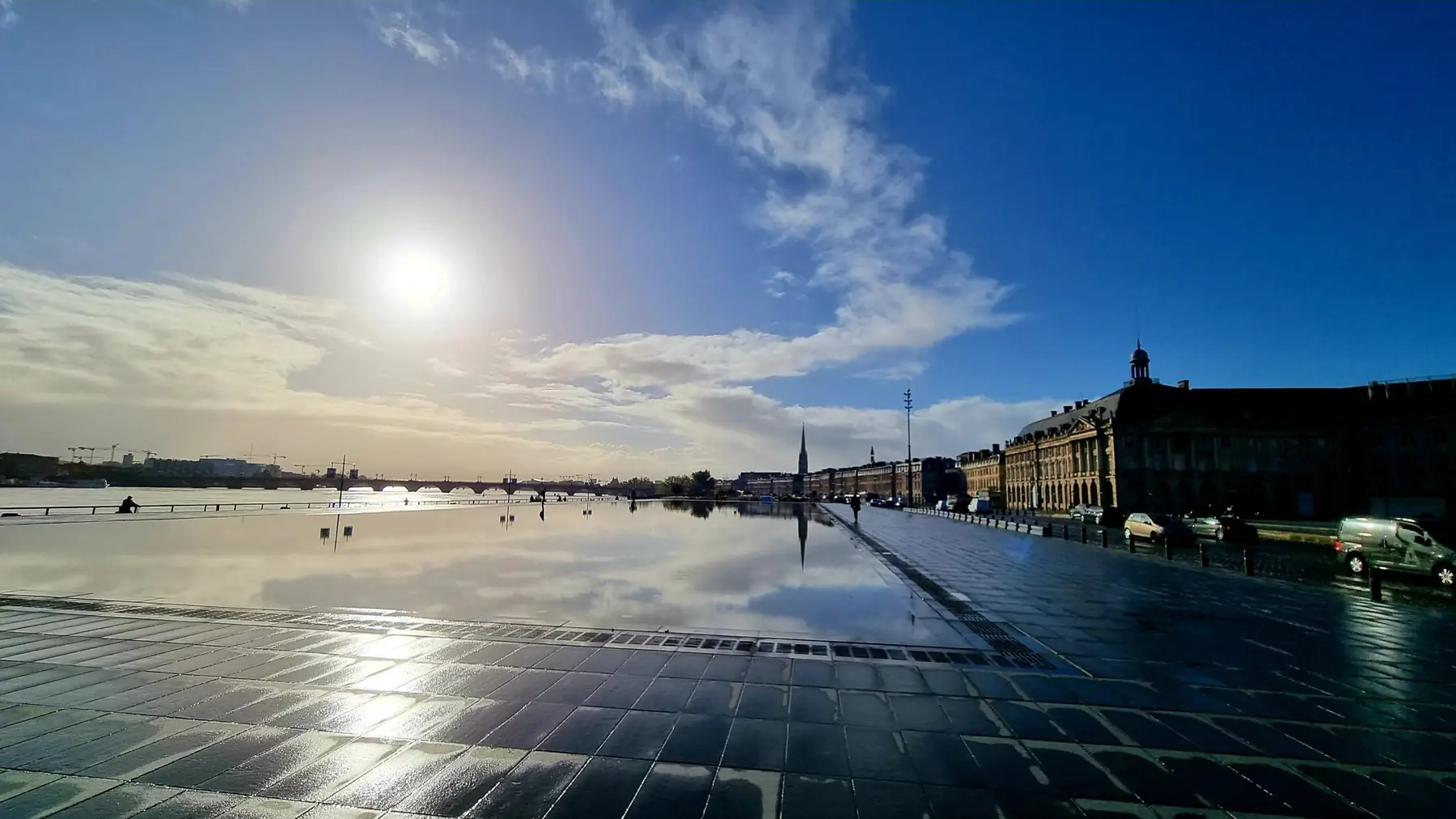 Lever de soleil sur le miroir d'eau de Bordeaux