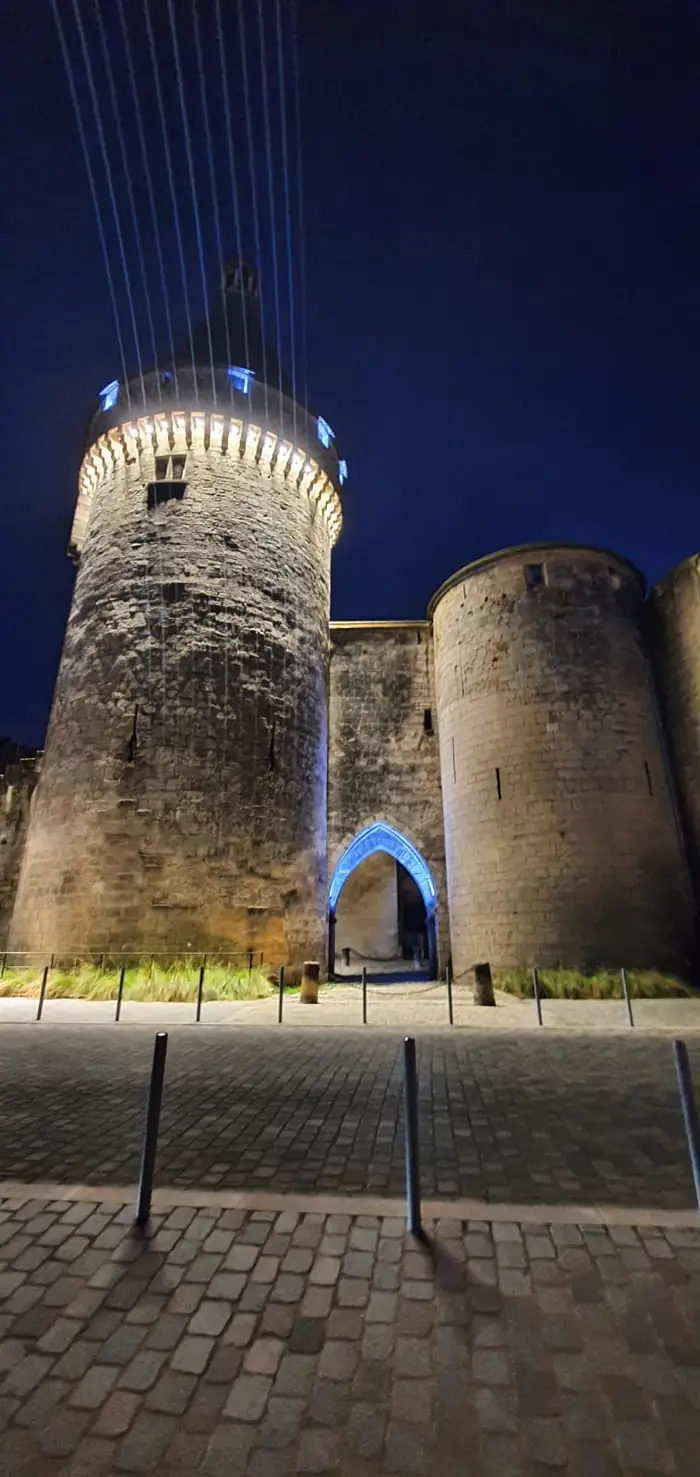 Tour du Grand Port de Libourne illuminée la nuit