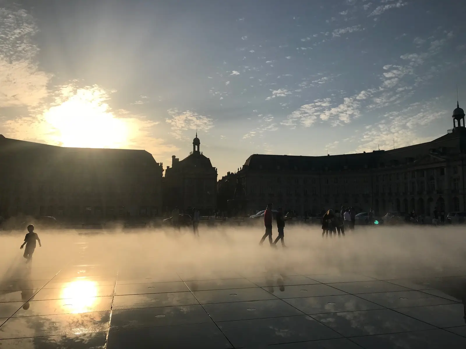 Miroir d'eau et place de la Bourse à Bordeaux au lever du soleil
