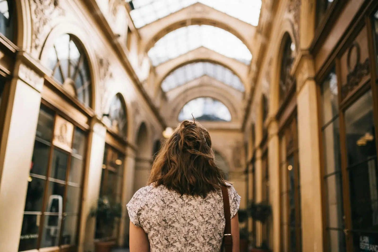 Visiteuse dans un passage couvert historique de Bordeaux