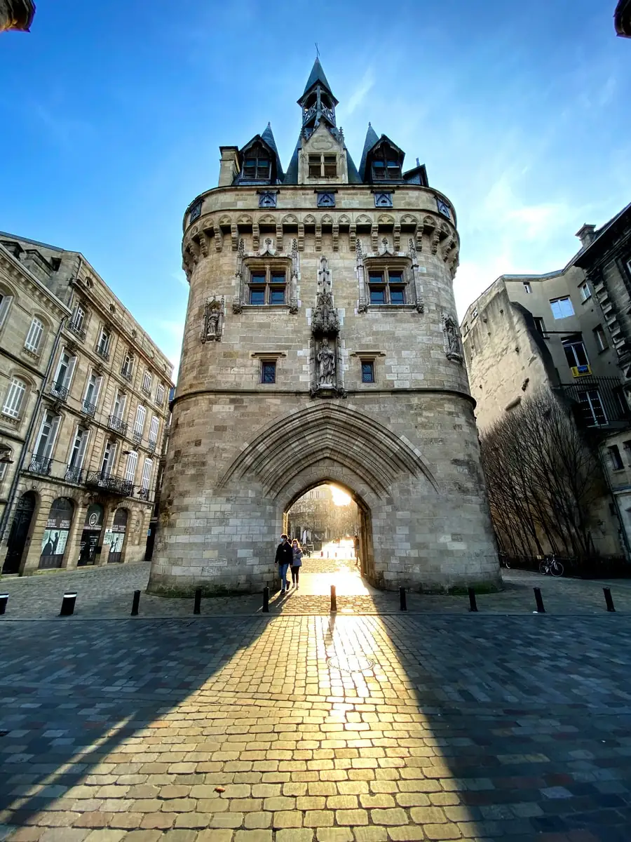 Porte Cailhau à Bordeaux, porte médiévale vue depuis le quai