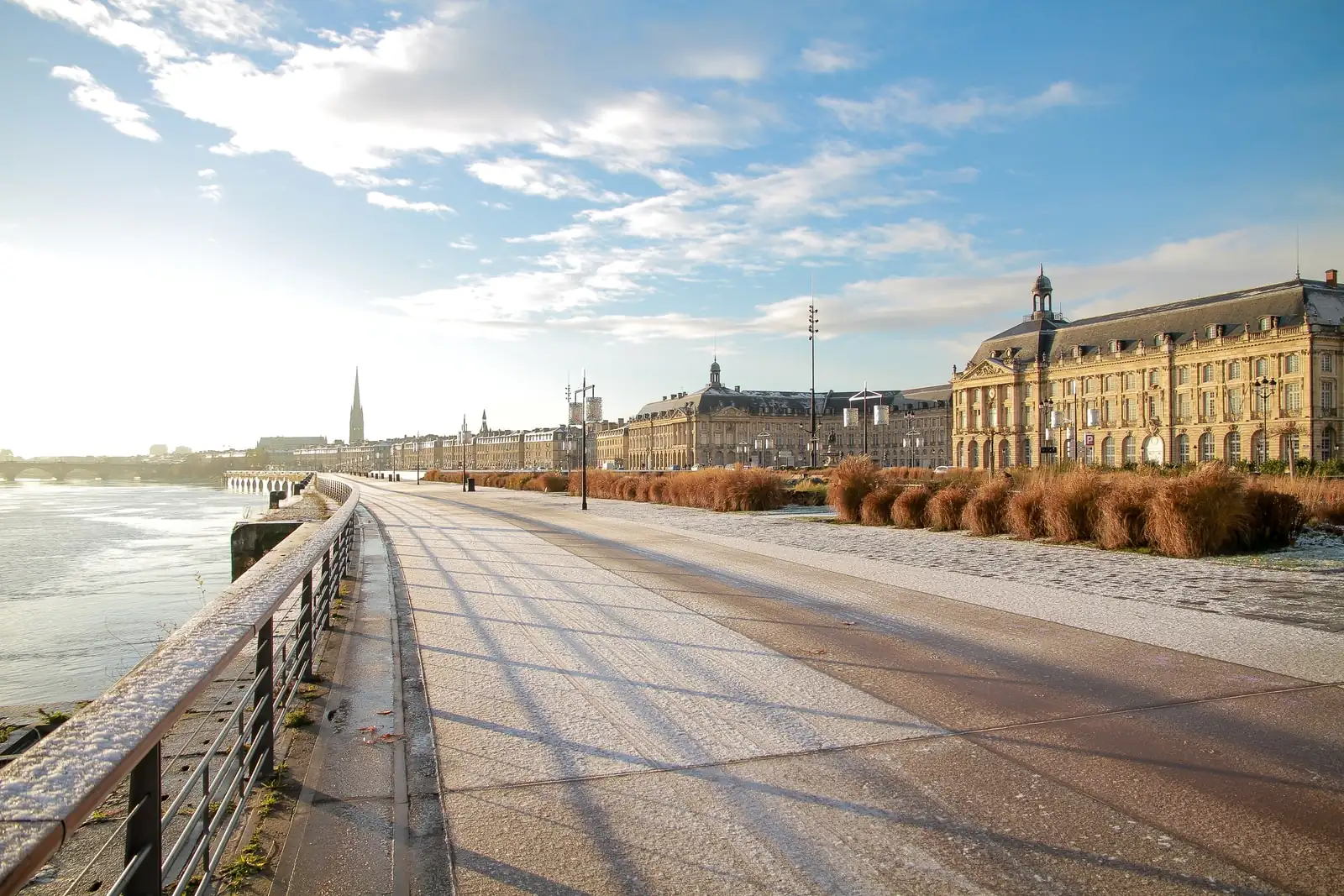 Promenade sur les quais de la Garonne à Bordeaux, immeubles XVIIIe en arrière-plan