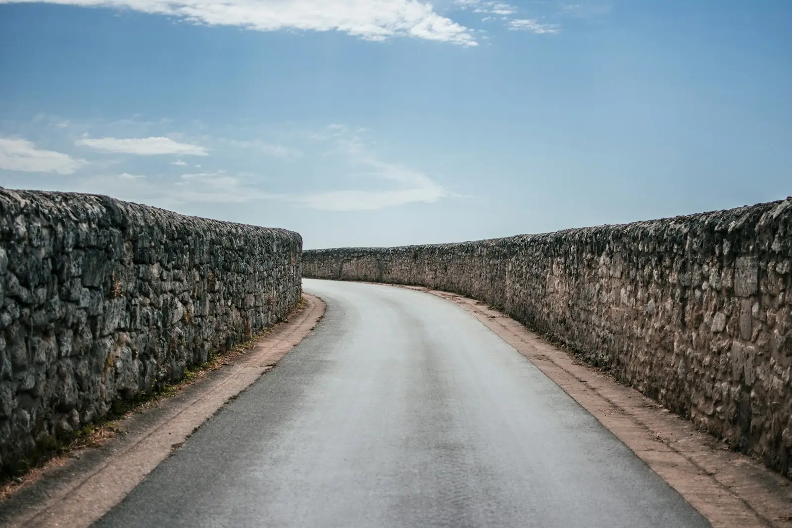 Chemin longeant les remparts de Saint-Émilion au milieu des vignes