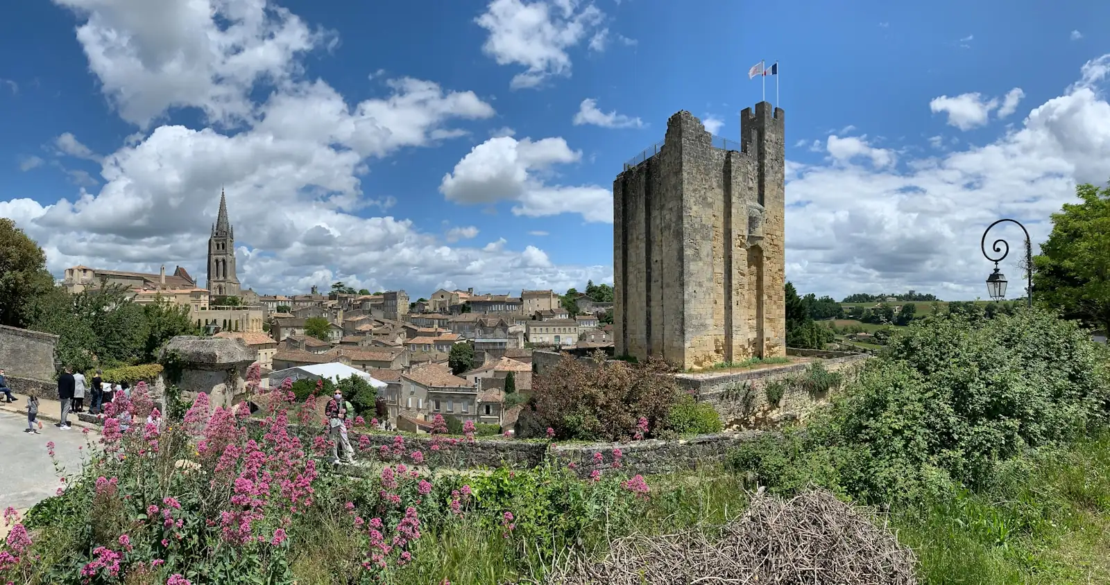 La Tour du Roy et les toits de Saint-Émilion vus depuis les remparts fleuris