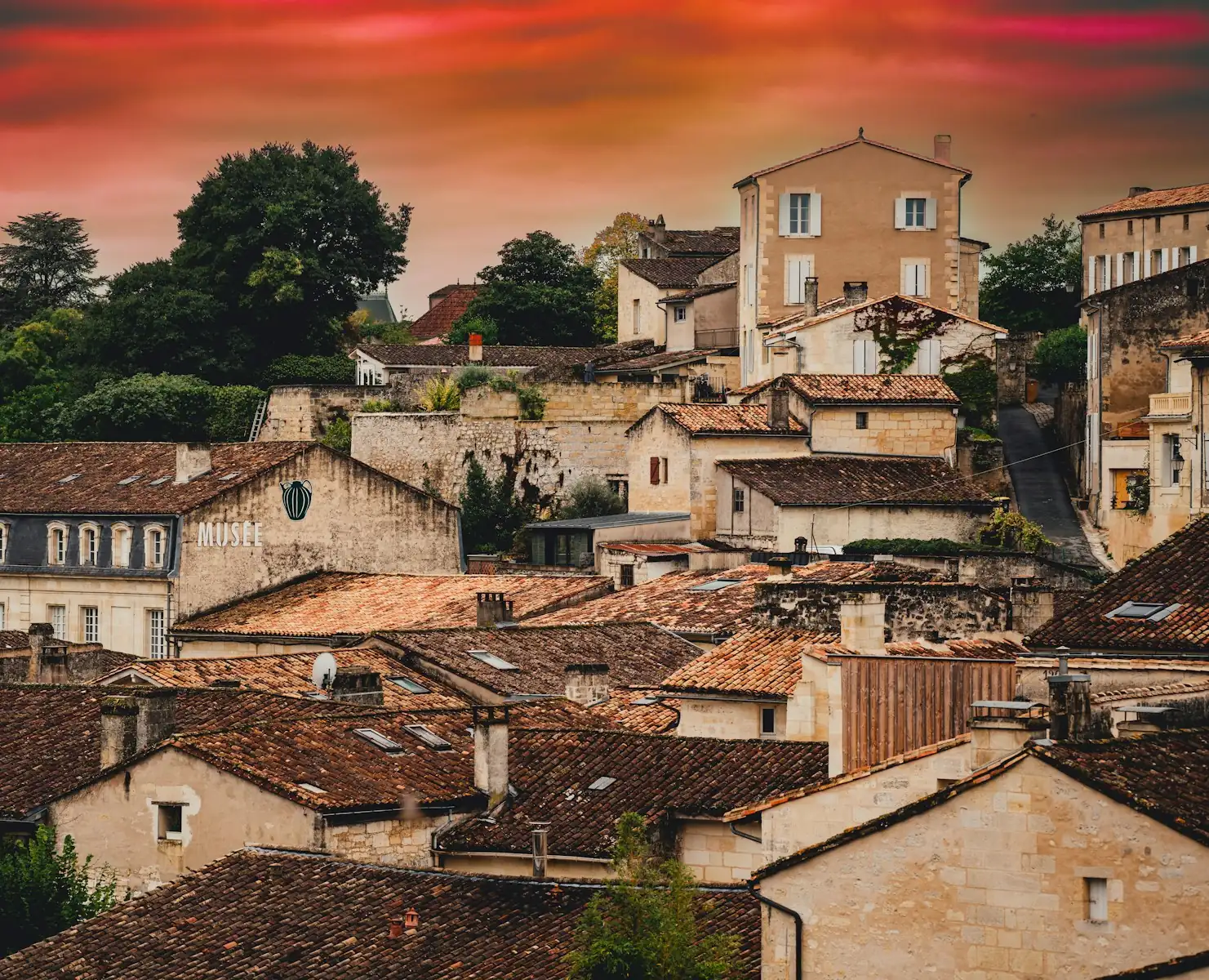 Vue panoramique sur le village médiéval de Saint-Émilion