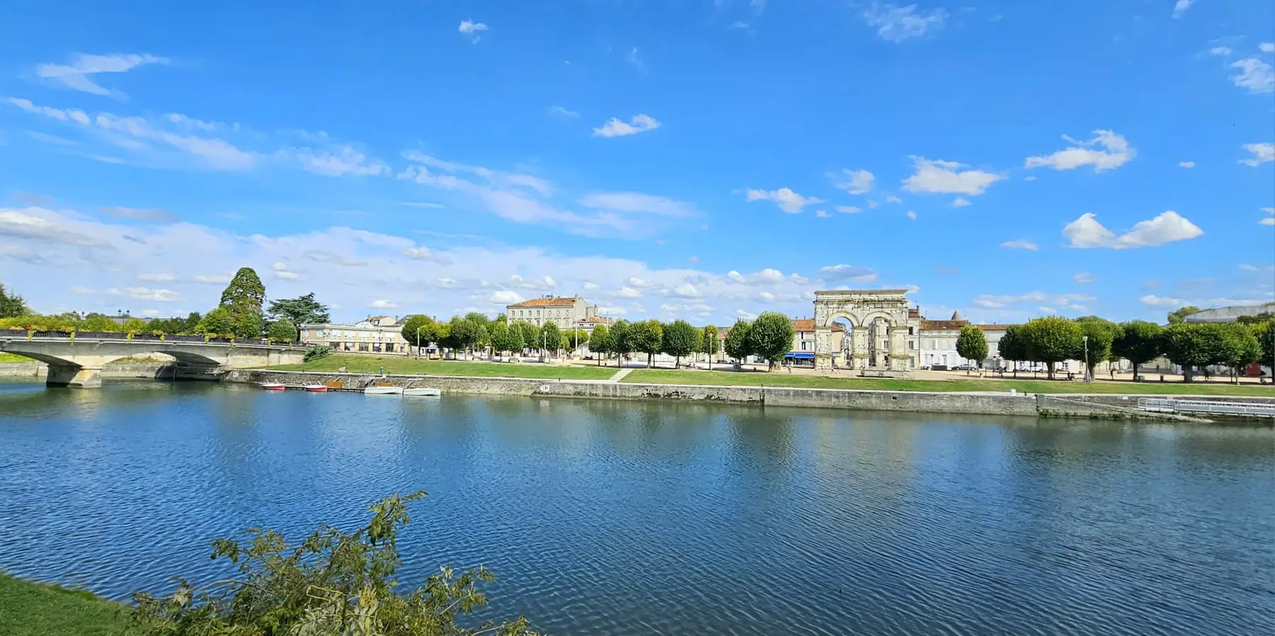 Arc de Germanicus au bord de la Charente à Saintes, point de départ d'une visite guidée avec GentleGuide