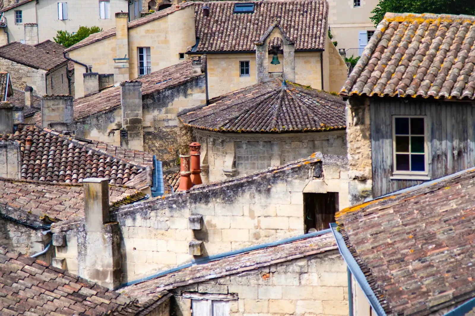 Toits de tuiles et pierre blonde du village de Saint-Émilion